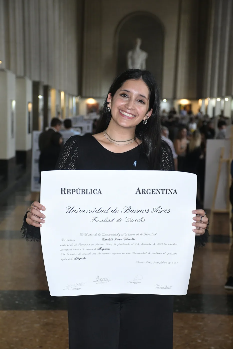 Candela Chandía con su diploma de abogada en la Facultad de Derecho de la UBA