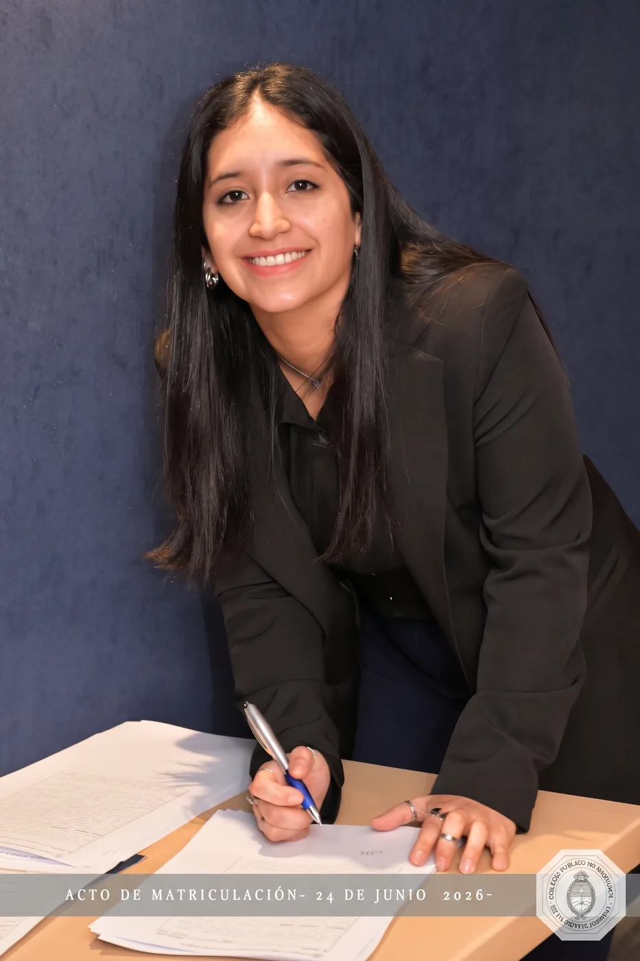 Candela Chandía firmando en el acto de matriculación del Colegio Público de Abogados de la Capital Federal